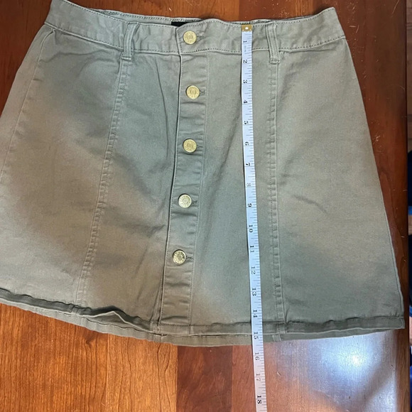 Celebrity Pink Mini Skirt. Green. Medium - Picture 3 of 7